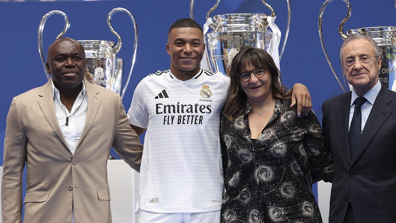 Kylian_Mbappé_is_a_World_Class_Football_Player_Guided_by_Supportive_Parents.jpg